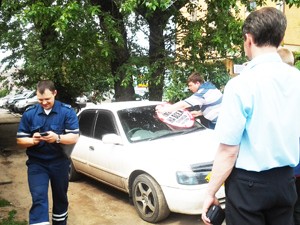 Сотрудник ГИБДД пожелал удачи «стопхамовцам» в нелегком труде, похвалил и попросил по Карла Маркса прошвырнуться, наклейками посодействовать: