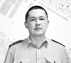 Инспектор ДПС ГИБДД Ангарска, старший лейтенант Олег Бархатов работает в ГИБДД уже давно: с 1996 года. Рассказывает, что не раз ловил угонщиков, поэтому знал, как действовать в сложившейся ситуации: