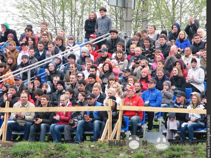 Мэр сидел на трибуне среди обычных зрителей: