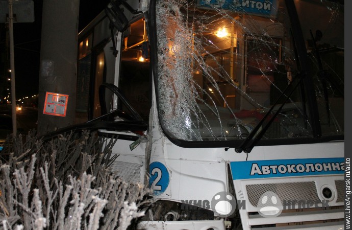 Ангарский автобус маршрута № 2 врезался в столб: