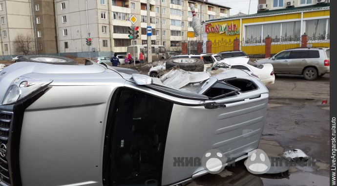 Прадо получил удар в правый бок и завалился на левый