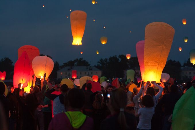 ЗапускФонариков-08