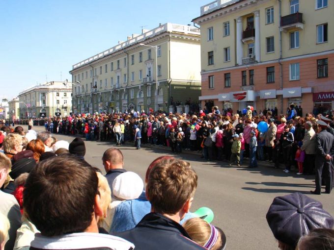  люди ждут парад