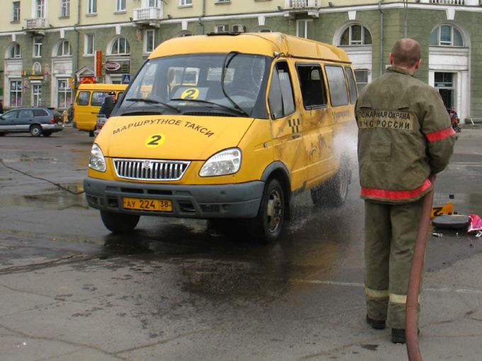 Поливают водой после того как поставили на место